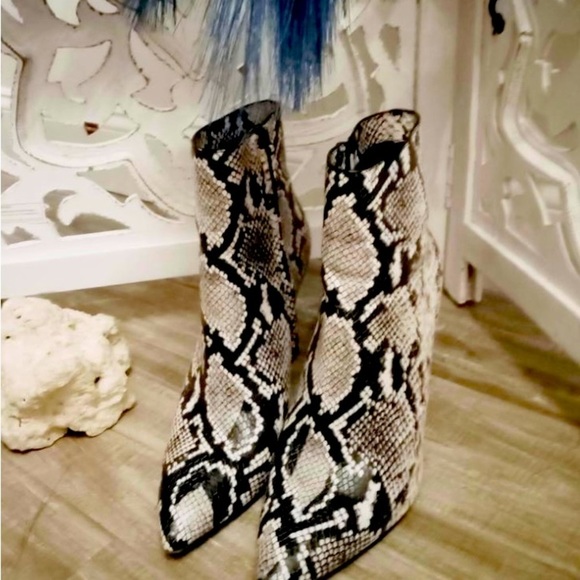 Alice + Olivia Shoes - 🌷Sold!🌷Alice + Olivia Snake Skin Leather Stiletto Ankle Boots! Size 9.5
